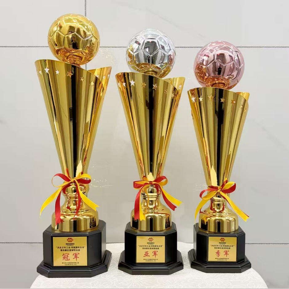 Shanchen Professional Custom Made Wood Base Soccer Trophy Goldene Trophae Customized Gold Metal Blank Luxury Soccer Trophy main image 1